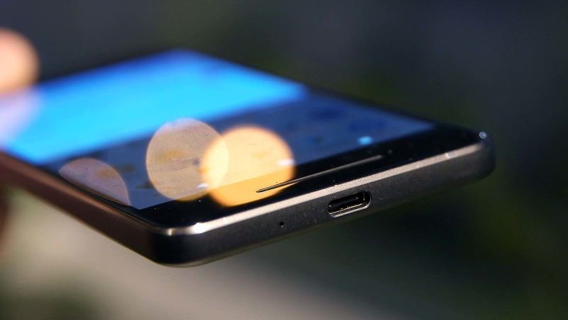 Con el Pixel 2, Google se une a la tendencia de Apple de eliminar el puerto de auriculares.